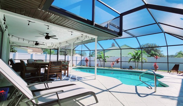 Cheerful 3 bedroom,resurfaced pool home. 15 minutes from Siesta Beach. Remodeled
