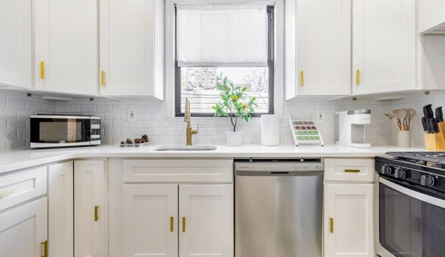 Cheerful 6Bd BK Town Home 30 min. to Manhattan