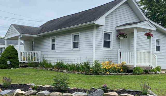Cheerful cottage minutes from the beach