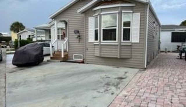 Cheerful two bedroom home walk to the ocean nettles island