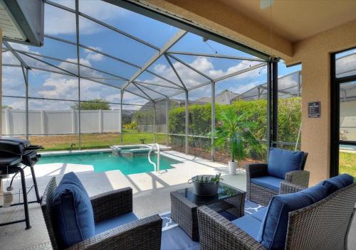 Chic 4BR,Heated Pool,Jacuzzi & Dining Oasis near Disney & Legoland
