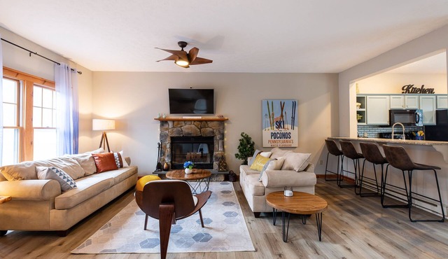 Chic & Comfy Fully Renovated w New Game Room Only 3 minutes to Camelback Resort