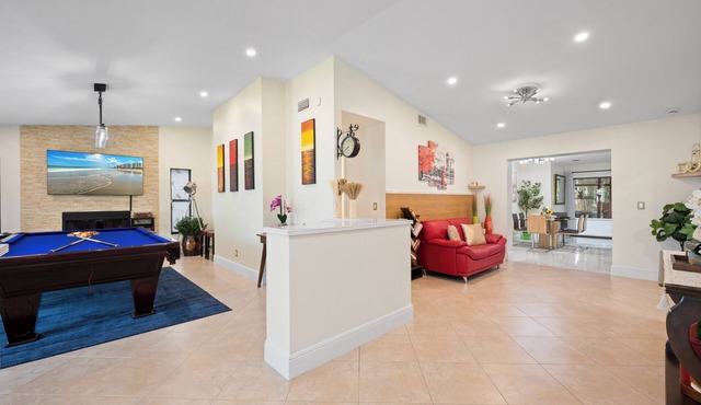 Chic Family Friendly 4 Bedroom Home with Hot Tub+Pool Table+Game Room+WiFi