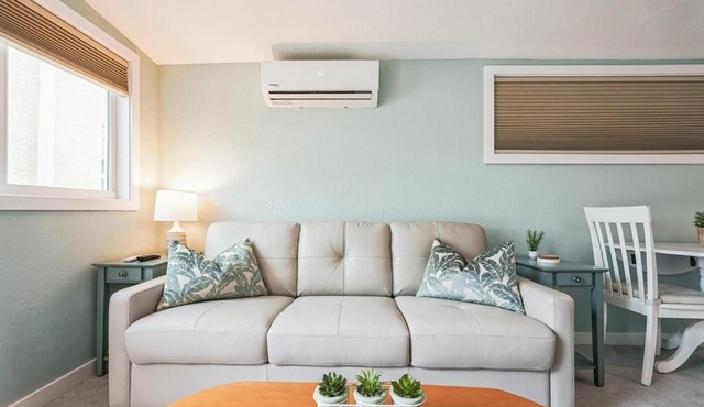 Chic Studio Cottage - Walk to Siesta Key Beach!