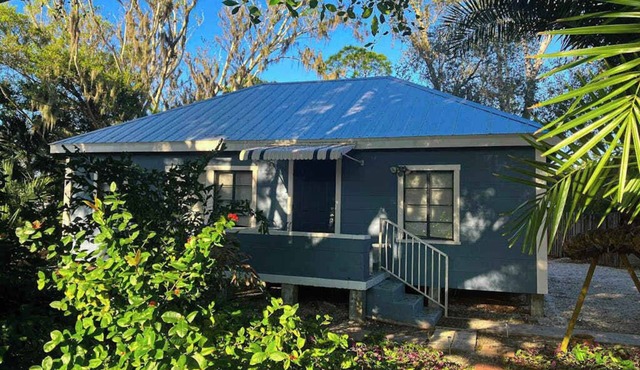 Classic dog-friendly cottage with kitchen, washer/dryer, & central AC
