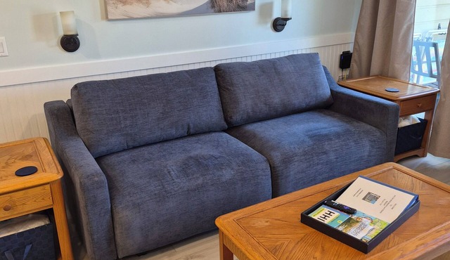 CLEAN, Convenient - fully renovated! Sleeps 4 HHI STR#018944