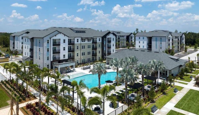 Close to Disney Resort Amenities & King Bed PetsOK