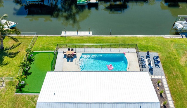 Clover Vacation Homes: Snead Island: Luxury 4 BR, Heated Pool, Beaches