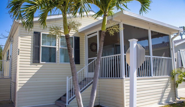 Coastal Escape - 2 Bed, 2 Bath Close to the Beach