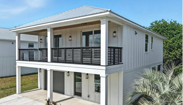 Coastal Luxe, Ultimate Fun Retreat, Walk to beach, Mins to Dwntwn, Pet friendly