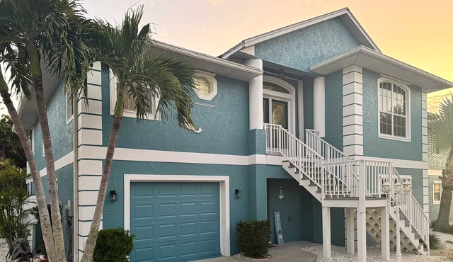 Coastal retreat steps to the beach with screened lanai and bikes