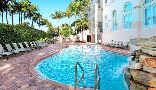Comfort and Convenience! Outdoor Pool Onsite, Free Parking!