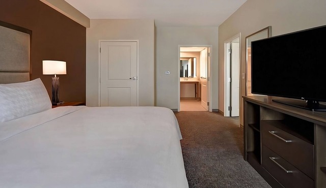 Comfort and Style! 2 Spacious Units, Free Breakfast, Full Kitchen, Outdoor Pool!