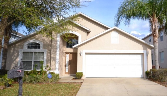 Comfortable 4 bed, 3 bath with private pool in gated golf community