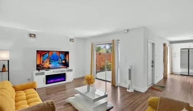 Comfortable Fort Myers Townhome · Pool · Downtown