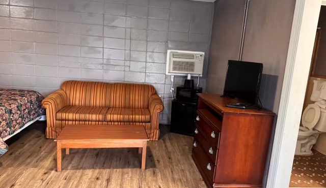 Comfortable Pet-Friendly Room Near Dothan Attractions! w/Free Parking in Dothan