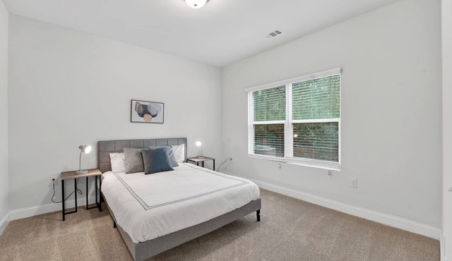 Comfortable Savannah Stay With Amenities