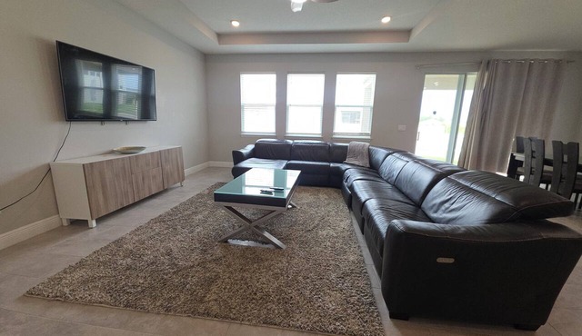 Comfortably Sleeps 14 - Spacious 4B 3Ba Home in a Prime Location