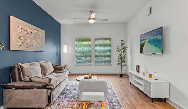 Comfy King Bed Apt w/Pool & Gym and Close to Parks