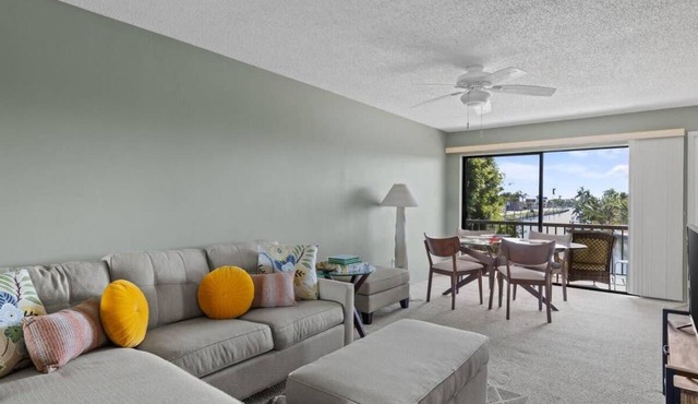 Comfy Waterfront Condo at Tennisplace with Pool