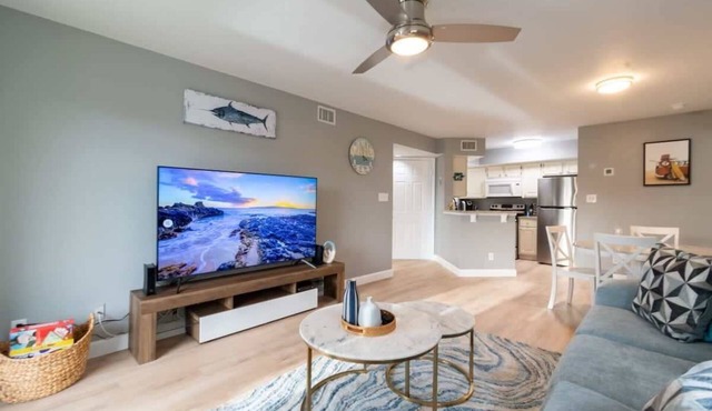 Condo with all Essentials, Gym & Pool - Beachside