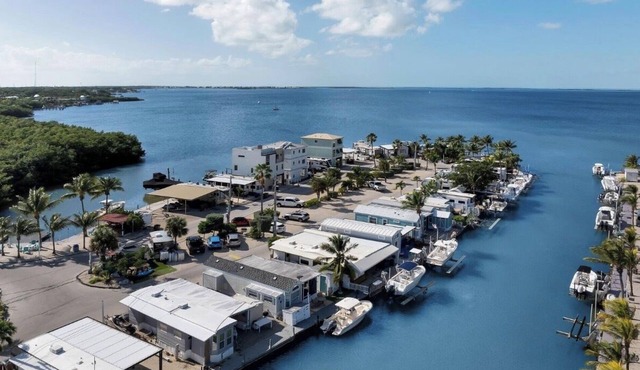 Coral Dolphin Cottage- Waterfront tiny home getaway in Key Largo