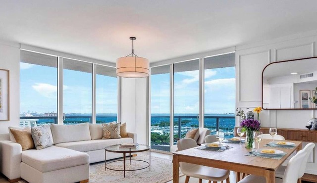 Corner Suite: Unbeatable Marina Views & Grove A.