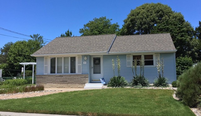 Cottage Near the Bay 2.5 blocks to beach & Harpoons on the Bay. Available 8-13