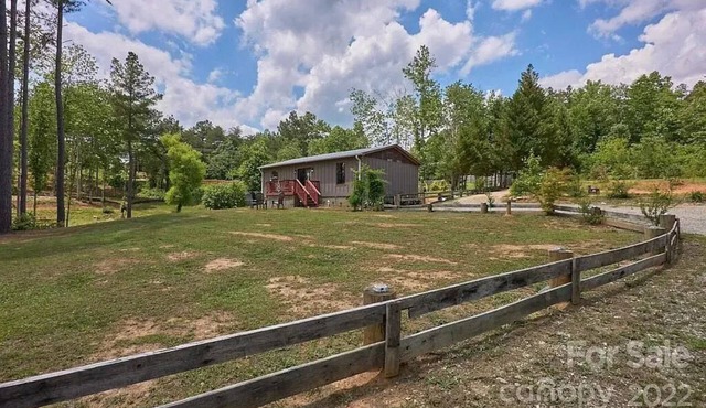 Cottage on the water. Kayaks Fishing Fire Pit. 5 mins from TIEC. 15 to Lake Lure