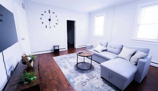 Cozy 1-Bed Unit with Workspace - 5 Min to Train & Downtown
