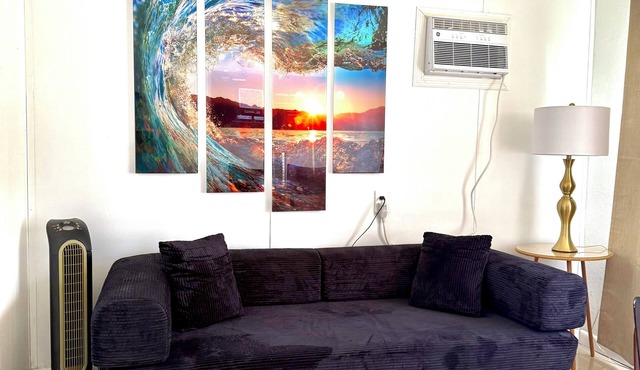 Cozy 1-bedroom, 1-bathroom cottage near Sawgrass AB Arena, IKEA, sleeps 4.
