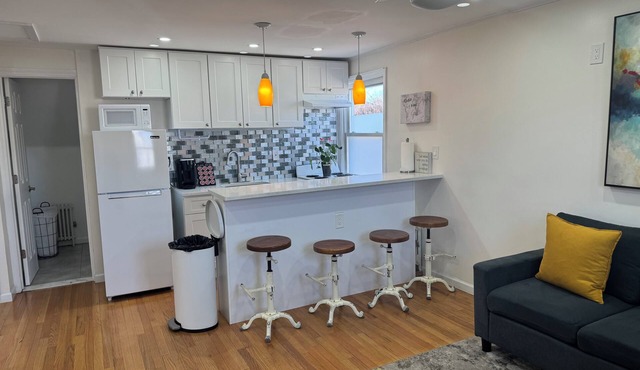 Cozy 1-bedroom apartment with Private Entrance In Quiet Home