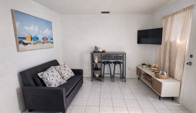 Cozy 1-bedroom apartment in pleasant Miami with AC