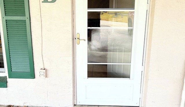 Cozy 1BD/1BA apartment in Frostproof, quiet neighborhood, caged pool, boat ramp