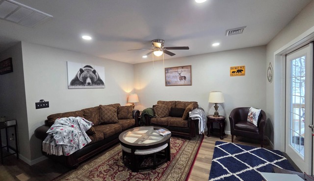 Cozy 2-bedroom building in awesome Summit Hill with A/C, fully fenced in yard