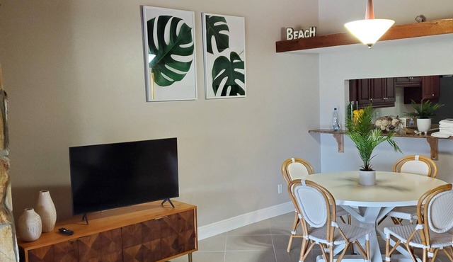 Cozy 2-bedroom condo in gorgeous Fort Myers with WiFi, AC