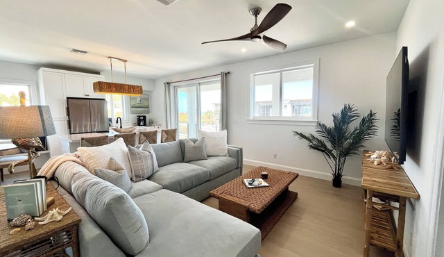 Cozy 2-bedroom cottage on serene Hutchinson Island accross from the beach