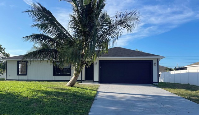 Cozy 2-bedroom house in nice Port St. Lucie with AC