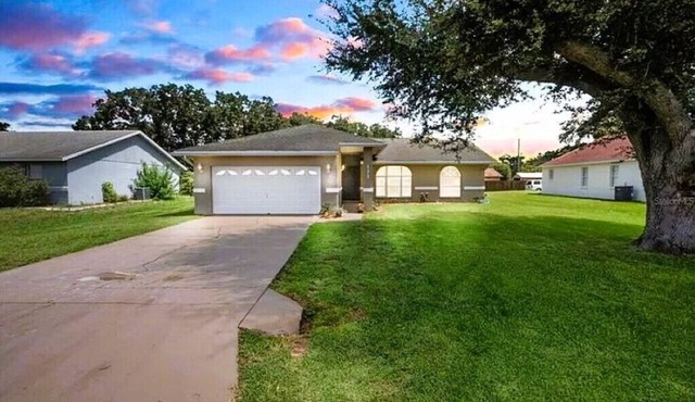 Cozy 3/2 in the Middle of all the action Sleeps 7 3 beds 2 bath & air mattress