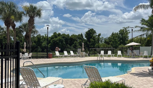 Cozy 3-bedroom condo in adorable Poinciana with WiFi, fitness, pools and more!