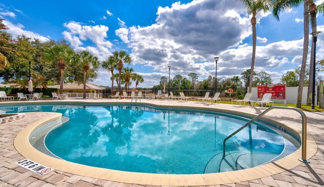 Cozy 3BR condo w/pool, hot tub & balcony