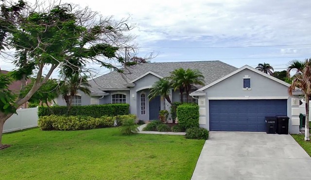 Cozy 4-bedroom house in charming Port St. Lucie with AC, WiFi