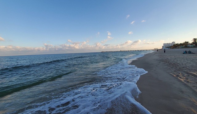 Cozy Beach Retreat - Steps to Beach in Pompano Beach