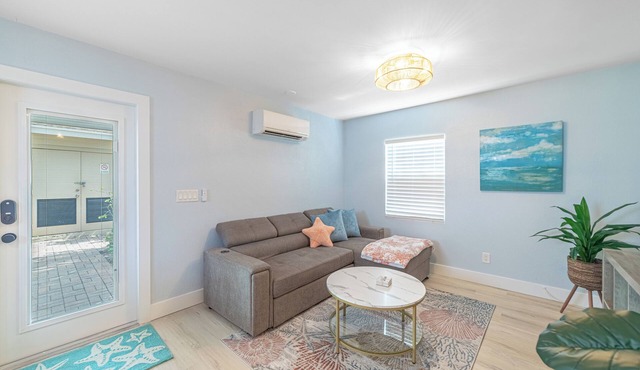 Cozy Bungalow Apartment Walking Distance to Shops, Bars and Beach!