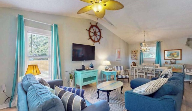 Cozy bungalow with shared pool, internet, onsite washer and dryer
