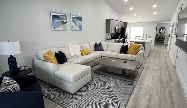Cozy condo with Wi-Fi and AC in charming Naples. Sleeps 6