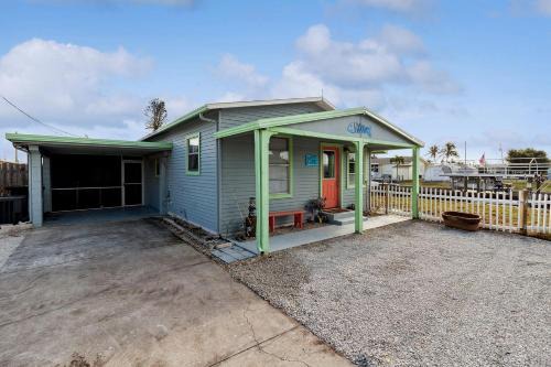 Cozy Cottage with BBQ Area and Modern Amenities in Saint James City, Florida