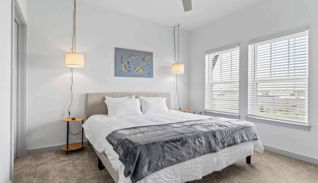 Cozy King Bed w/Pool Gym Pet Friendly Close Parks