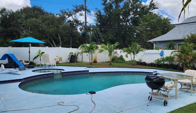 Cozy large 1-bedroom cottage in peaceful St. Pete w AC, Pool, close to beaches