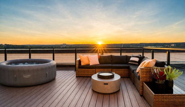 Cozy Penthouse w Hot Tub, Free Parking